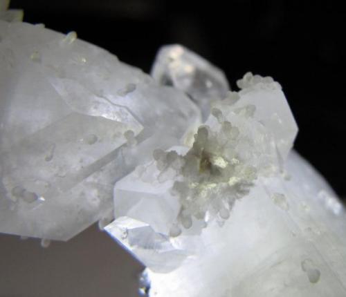 Cluster of stilbites near the point where the two large fluorapophyllite crystals intersect (Author: Tracy)