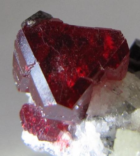 A close-up of the large crystal at the end of the specimen, 0.9 cm across. (Author: Tracy)