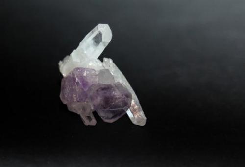 Fluorite and quartz
Yaogangxian Mine, Yizhang, Chenzhou, Hunan, China
3x3x1.5 cm (Author: Jessica Simonoff)