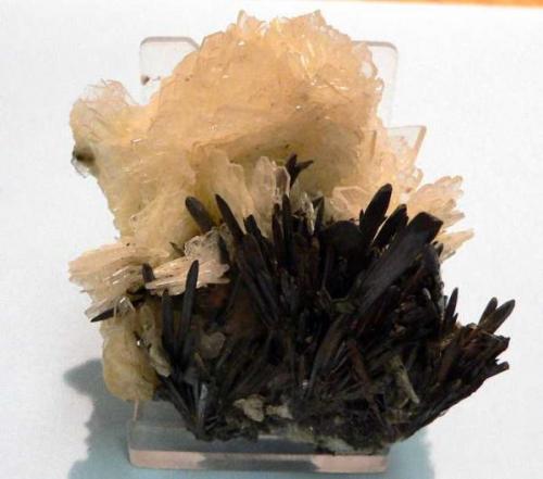 Barite and stibnite from Baia Sprie, Felsobanya, Rumania (Author: Wynnek)