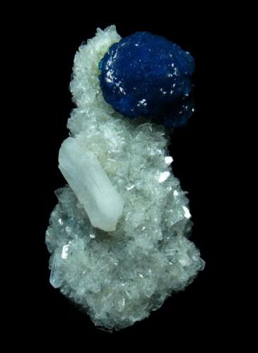 Cavansite and Stilbite
India 
7cm (Author: parfaitelumiere)