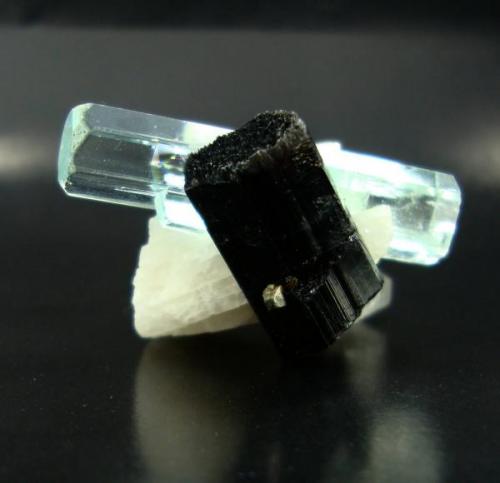size is 32mmx20mmx20mm；aquar crystal size is 32x8mm Batistan, Pakistan. (Author: Walker)