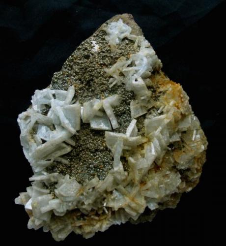Barite, Pyrite. 16x12,5x8,2 cm. (Author: José Miguel)