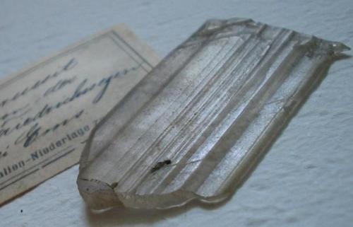 So let´s start then with a real German classic: a 4 x 3 cm cerussite crystal from Friedrichssegen Mine near Bad Ems, Nassau, Rhineland-Palatinate with original label from the Freiberg Bergakademie (about 1910). (Author: Andreas Gerstenberg)