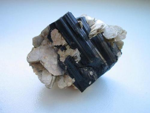 Nice schorl crystals (3,5 cm) with muscovite from the Papiermühle granite gravel pit near Selb, Fichtelgebirge, Bavaria. (Author: Andreas Gerstenberg)