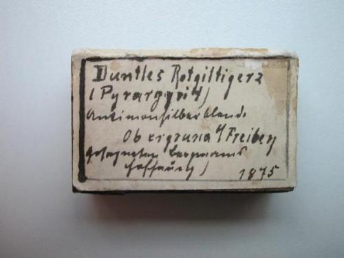 Micromounting in the old days: little box with label, dating from 1875. (Author: Andreas Gerstenberg)