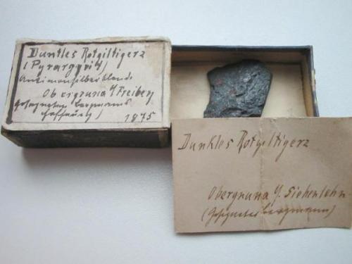 Opened, showing the little massive pyrargyrite sample (3 cm) from Gesegnete Bergmannshoffnung mine, Obergruna, Freiberg district, Erzgebirge, Saxony. (Author: Andreas Gerstenberg)