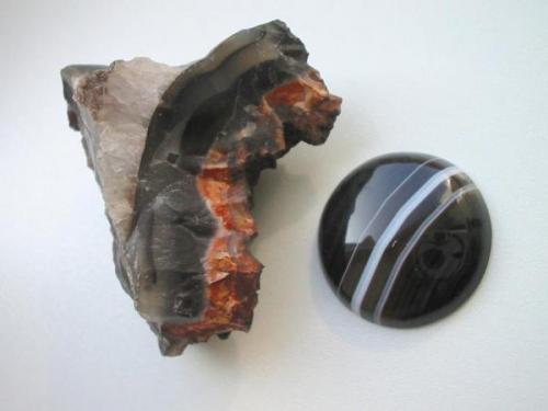 Stained onyx from Idar-Oberstein, Rhineland-Palatinate as rough stone and cabochon (3 cm in diameter). Old material, former Fritz Seliger collection/Berlin. (Author: Andreas Gerstenberg)