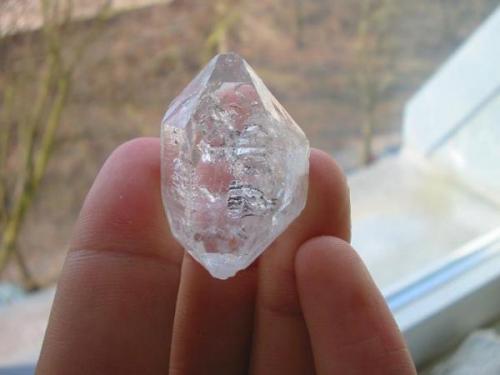 Clear quartz crystal (double terminated) with inclusions of asphalt and natural gas. You can even switch the gas bubble in the crystal! A rarity from Zschorlau near Schneeberg, Erzgebirge, Saxony. (Author: Andreas Gerstenberg)