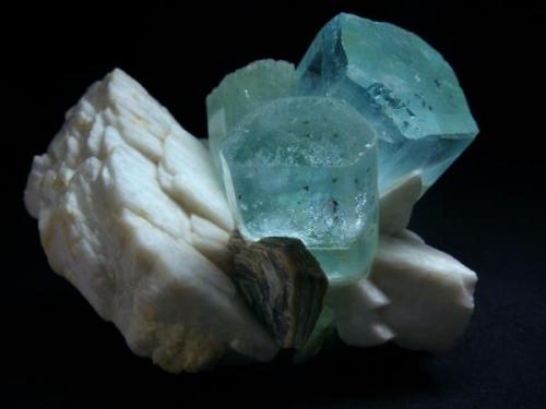 Aquamarine crystal cluster with albite and mica, from Shengus, Haramosh Mts., Skardu District, Baltistan, Northern Areas, Pakistan

Size 85 x 75 x 63 mm (Author: olelukoe)