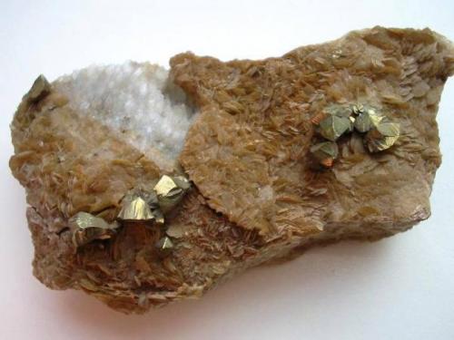 Golden chalcopyrite crystals (up to 9 mm) on siderite and quartz from Georg mine, Willroth, Westerwald, Rhineland-Palatinate. (Author: Andreas Gerstenberg)