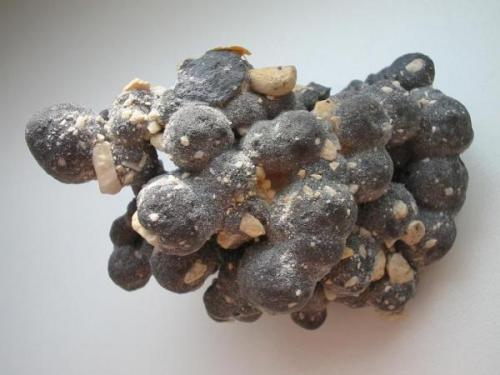 Dark grey psilomelane nodules from Dr. Geier mine, Waldalgesheim, Rhineland-Palatinate. The picture shows a 10 cm wide sample from the locality which is famous for rhodochrosites. (Author: Andreas Gerstenberg)