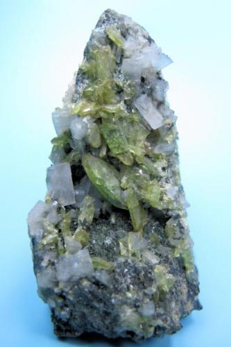 Titanite, "adularia", chlorite
Central St Gotthard Massif, Leventina, Ticino (Tessin), Switzerland
50 mm x 32 mm x 24 mm. Main titanite crystal size: 10 mm. Main adularia crystal size: 6 mm (Author: Carles Millan)