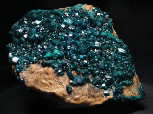 XL Dioptase specimen, from Altyn-Tyube deposit, Kirghiz Steppes, Karaganda Oblast, Kazakhstan

Size 170 x 130 x 80 mm (Author: olelukoe)