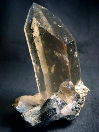 Smoky quartz crystal, from Dodo Mine, Tyumenskaya Oblast’, Polar Urals, Western-Siberian Region, Russia

Size 105 x 65 x 50 mm (Author: olelukoe)