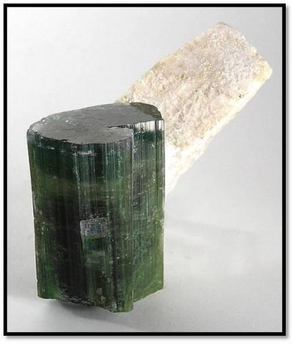 Tourmaline is 6 x 4 x 4 cm and the overall piece weighs 200 grams (Author: VRigatti)