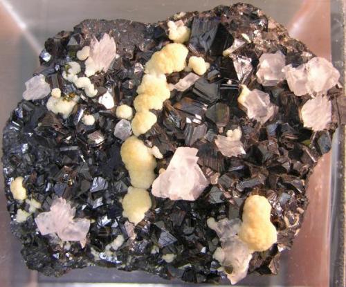 Sphalerite with Calcite and Aragonite (Author: Gordian)