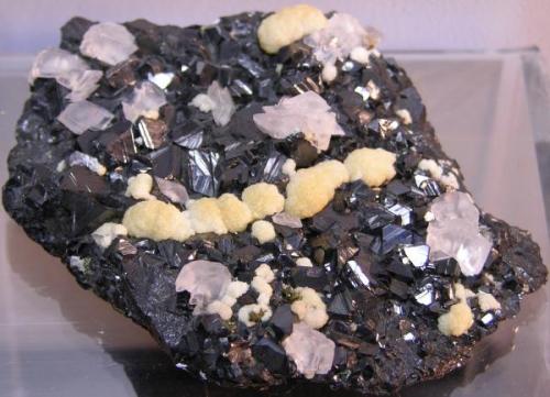 Sphalerite with Calcite and Aragonite (Author: Gordian)