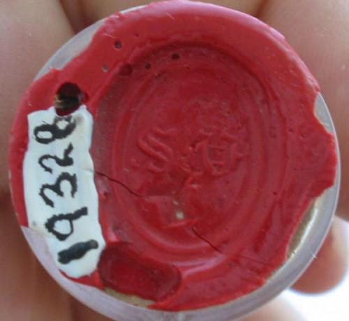 Original Vaux seal on the vial (Author: Andreas Gerstenberg)