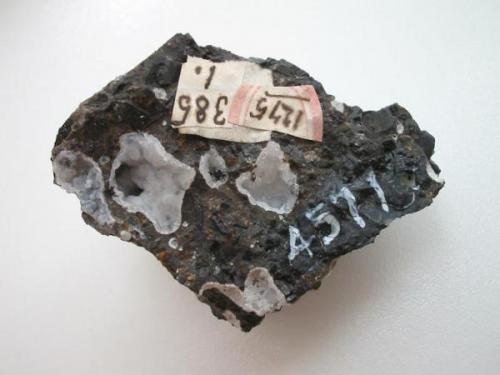 Faujasite and phillipsite in "limburgite" (basalt) from the Limburg quarries, Sasbach, Kaiserstuhl mtns., Baden-Wurttemberg. (Author: Andreas Gerstenberg)