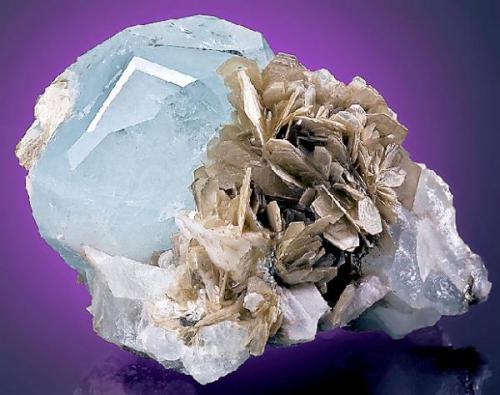 Beryl ( var. Aquamarine )
with Muscovite and Albite

Mt. Xuebaoding
Pingwu County, Mianyang Prefecture, Sichuan Province
China
6.3 x 8.0 cm (Author: GneissWare)