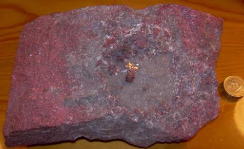 Cinabrio, cristal de 10 mm, Almaden, Ciudad Real, obsequio de mi profesor de Mineralogia y Geologia de 1º de carrera (Autor: Manuel Cánovas)