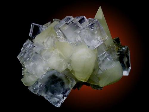 Fluorita y Calcita 
Mina Emilio, Loroñe, Asturias
9 x 7,5 cm. Altura cristal calcita derecha: 4 cm. Arista cubo fluorita: 2 cm. (Autor: JRG)