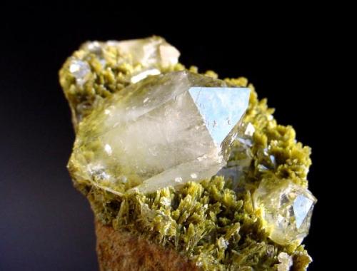 CRISTAL DE ROCA sobre clinozoicita. (Albatera-Alicante) 7x4cm Cristal biterminado de 3,3cm..jpg (Autor: DAni)