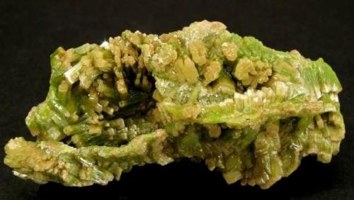 Piromorfita.
Minas del Horcajo, Almodóvar del Campo, Valle de Alcudia, Ciudad Real, Castilla La Mancha, España.
5,6x2,8x2,5 cm. 
Col. Nacho Gaspar, foto Fabre Minerals. (Autor: Nacho)