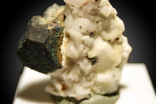 Cristal cuboctaédrico de galena con predominio del octaedro de 2.5cm con calcopirita cristalizada en una de sus caras. Mina Eugènia, Bellmunt del Priorat, Tarragona (Autor: Sergio)