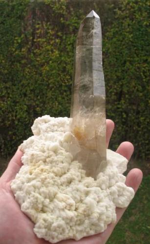 Cuarzo con Albita. 20,8x13x10,8 cm. El cristal de cuarzo mide 14,6 cm de alto. (Autor: Jmiguel)