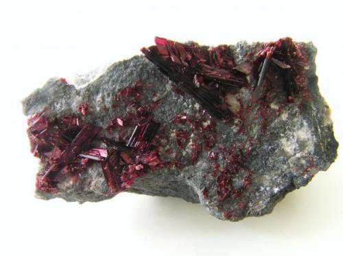 Eritrina.
Bou Azzer, Marruecos, Africa.
Tamaño de la pieza: 6,2x3,8x2,5 cm., con cristales hasta 2,2 cm. Col. y foto Nacho Gaspar. (Autor: Nacho)