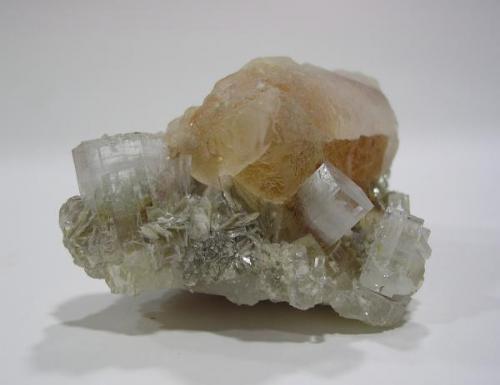 Fluorita y berilo, Nagar, Pakistán, 5x3,8x3 cm. (Autor: Edelmin)