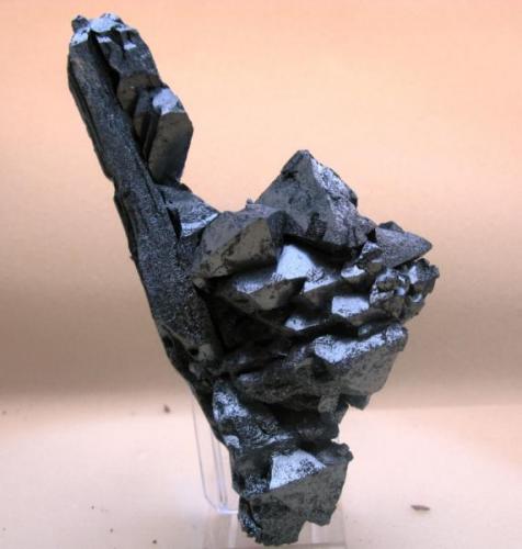 Hematites ps. de Magnetita (Martita).
Volcan Payun Matru. Malague. Mendoza. Argentina.
Tamaño 17x8 cm. (Autor: Jose Luis Otero)