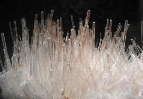 Natrolita blanca. Valle Fertil. San Juan. Argentina.
Tamaño 9x7 cm. Cristales hasta 60 mm. (Autor: Jose Luis Otero)