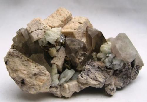 Cuarzo, Albita, Ortoclasa y Fluorita.
Formacion Papachacra. Belen. Catamarca. Argentina.
Tamaño de la pieza 9x5.5 cm. Tamaño Fluorita 15 mm. (Autor: Jose Luis Otero)