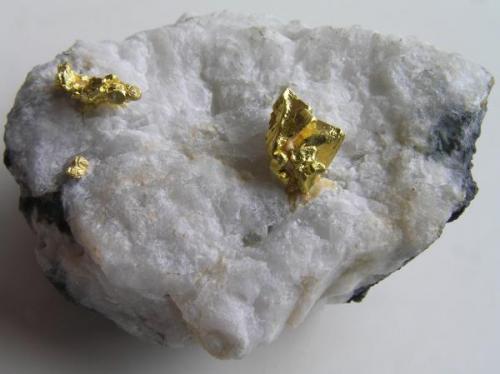 Oro Nativo s/Cuarzo.
Mina Colorado Quartz , Mariposa Co., California, EE.UU.
Tamaño pieza: 5x3.5x2 cm. Cristal octaédrico de 1x0,75x0,6 cm. Col. y foto Nacho Gaspar. (Autor: Nacho)