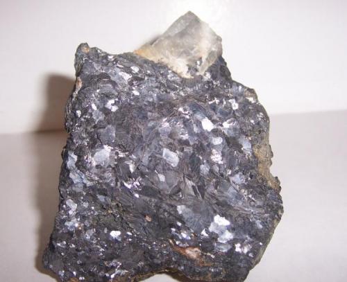 Galena, calcita. Monterrey, Nuevo León, México. 6.8 x 6 x 7.2 cm. (Autor: Luis Domínguez)