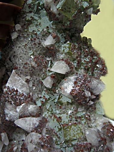 Calcita con cuarzo, cuarzo hematoideo, Fluorita, y pequeños cristales de Calcopirita (20 x 20 cm)
cristales d 2 a 5 cm. (Autor: Alons)