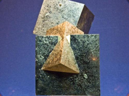 Pirita - Navajún (La Rioja)
Tamaño:  10 x 9 cm. - Cristal 5,5 x 5,5 cm. (Autor: El Coleccionista)