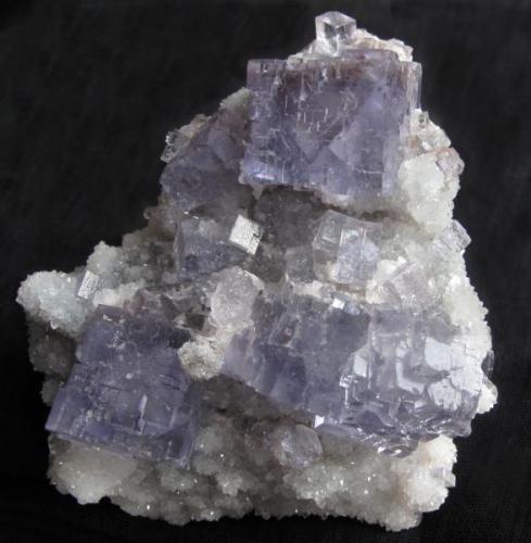 Fluorita.  10,3 × 9,5 × 4,3 cm. El cristal más grande mide: 2,5 × 2,3 cm (Autor: Jmiguel)