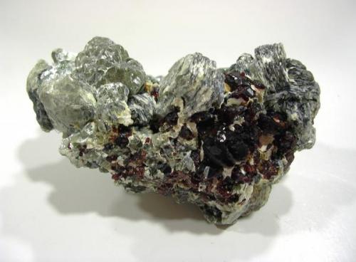 Clinohumita sobre moscovita, Ladjuar Medam, Afganistán, 9x6.3x5 cm. (Autor: Edelmin)