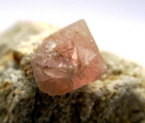 Fluorita rosa octaedrica. Beura. Verbania. Piamonte. Italia.
Tamaño del cristal 9 mm. (Autor: Jose Luis Otero)