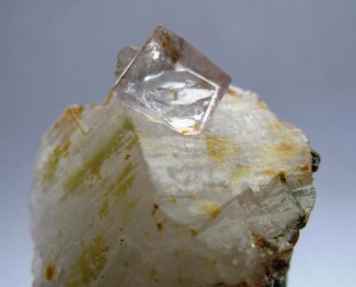 Fluorita sobre Calcita. Mina Yangaogxian. Hunan. China.
Tamaño del cristal 9 mm. (Autor: Jose Luis Otero)