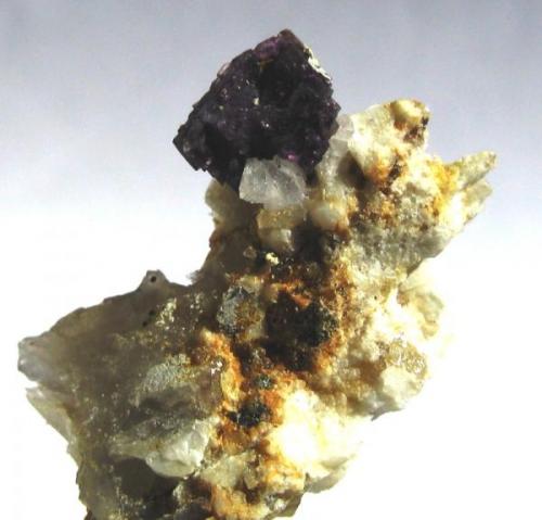 Fluorita sobre ortosa, cuarzo y albita. Cantera Carvalhal. Ras. Viseu. Portugal.
Tamaño cristal 7x7 mm. (Autor: Jose Luis Otero)