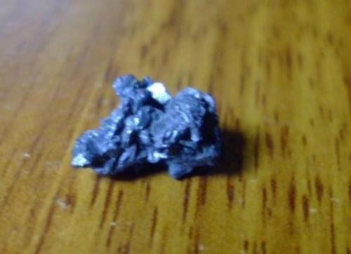 acantita conseguida de las minas de plata de mi ciudad no es muy grande apenas 1 cm, pero especimenes mas grandes son confiscados por los capataces de los mineros. (Autor: manuel rodriguez garcia)