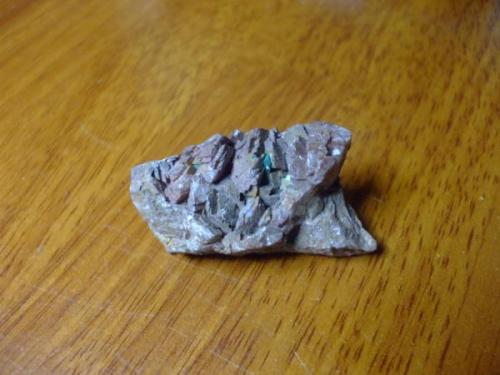 ankerita de las minas de hierro de Monterrey, Mexico. se puede apreciar unos cristales verdes presuntamente de siderita aunque no estoy seguro de que sea este mineral en realidad (Autor: manuel rodriguez garcia)