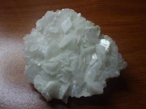 dolomita blanca con cristales lenticulares de calcita. originaria de Guanajuato, Mexico, alli es conocida como valencianita (Autor: manuel rodriguez garcia)
