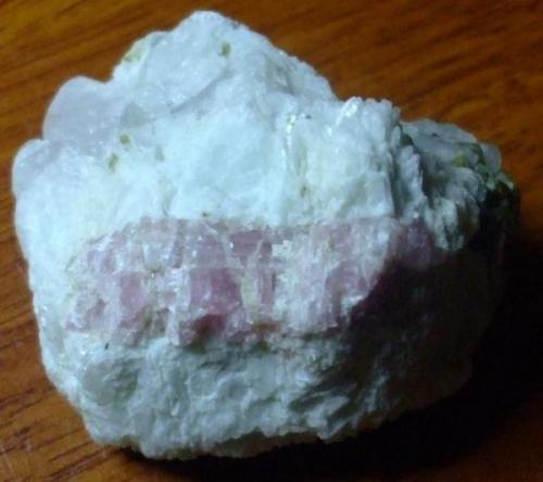 rubelita rosada con acroita alrededor (poco visible) pequeños cristales de verdelita alrededor del mineral. matriz de calcita. Brasil como posible origen (Autor: manuel rodriguez garcia)