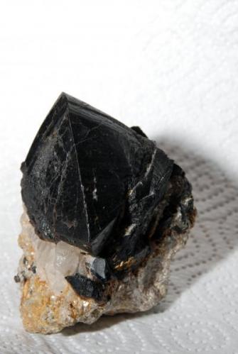 Casiterita, Mina de Penouta, Viana do Bolo, Orense (Galicia).  Pieza 8x7, Cristal 7x4cm (Autor: bolesminerales)